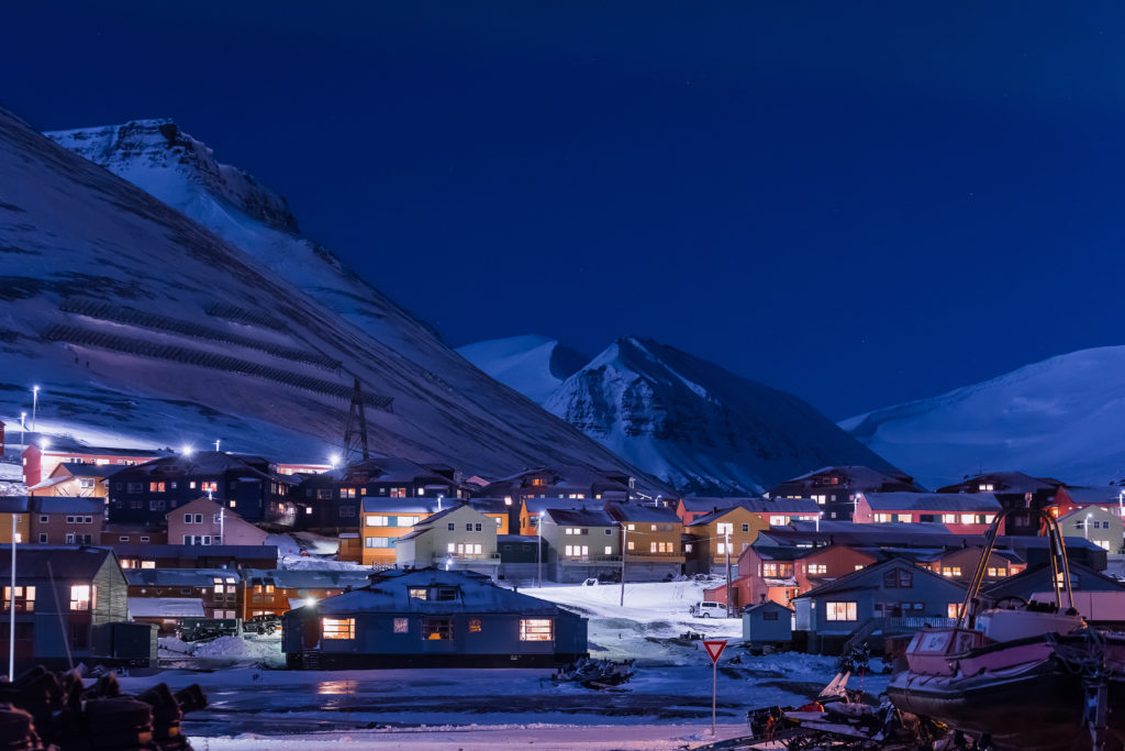 Longyearbyen, bir madenci şehri. Dünyanın en kuzeyindeki yerleşim yerlerinden. Svalbard evleri de tek katlı ve temelsiz