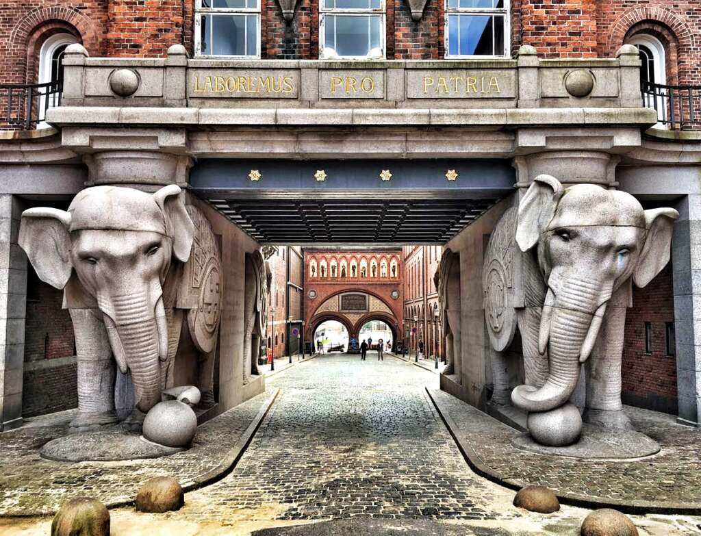 Kopenhag gezinizde mutlaka Carlsberg  fabrikası girişindeki filli kapısını ziyaret edin.